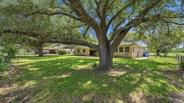 603 RIVER OAK DR, Seguin, TX 78155