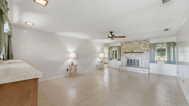 603 RIVER OAK DR, Seguin, TX 78155