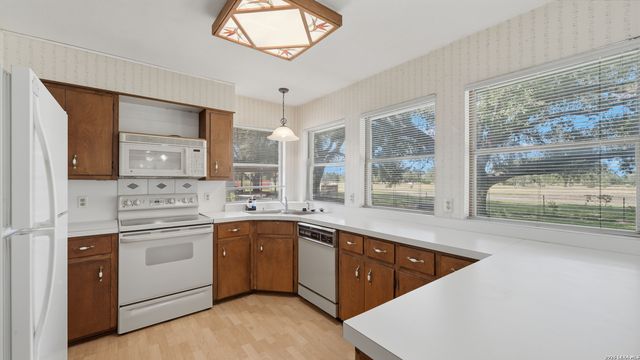 603 RIVER OAK DR, Seguin, TX 78155