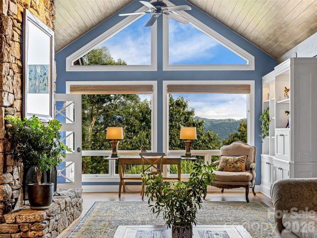 10 Beaverbrook Court, Asheville, NC 28804