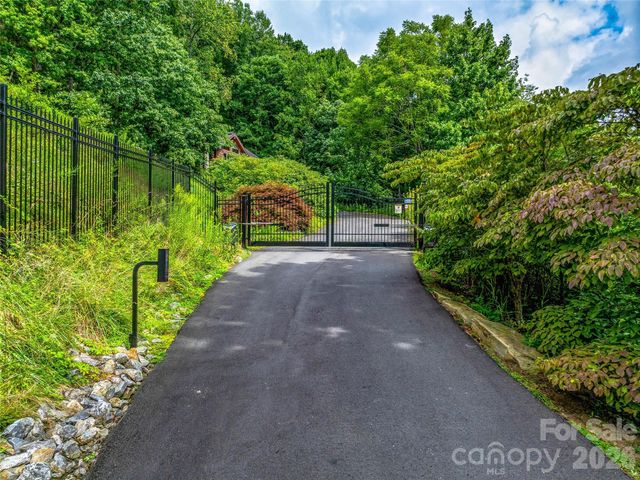 10 Beaverbrook Court, Asheville, NC 28804