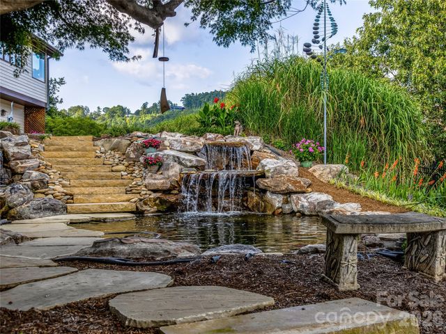 10 Beaverbrook Court, Asheville, NC 28804