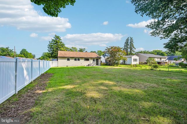 712 E WOODLAWN AVE, Maple Shade, NJ 08052