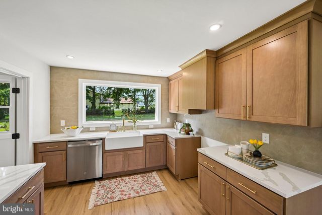 712 E WOODLAWN AVE, Maple Shade, NJ 08052