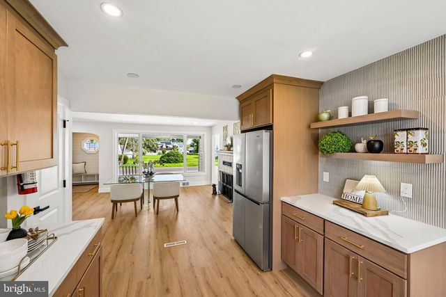 712 E WOODLAWN AVE, Maple Shade, NJ 08052