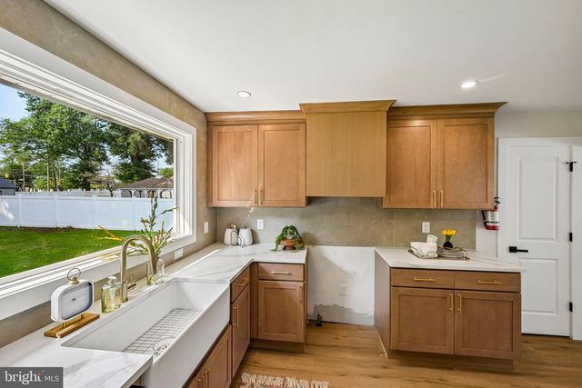 712 E WOODLAWN AVE, Maple Shade, NJ 08052