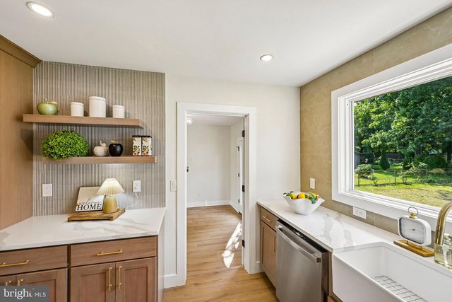 712 E WOODLAWN AVE, Maple Shade, NJ 08052