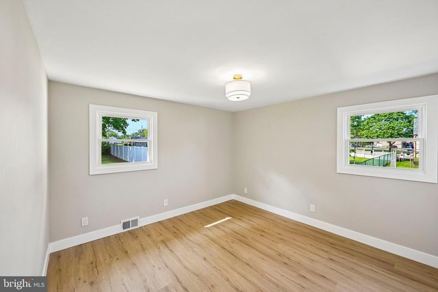 712 E WOODLAWN AVE, Maple Shade, NJ 08052