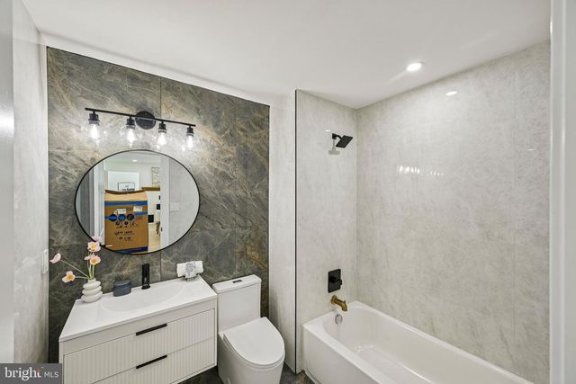 712 E WOODLAWN AVE, Maple Shade, NJ 08052