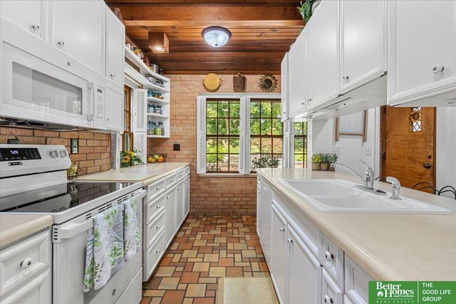 9674 N 30 Street, Omaha, NE 68112