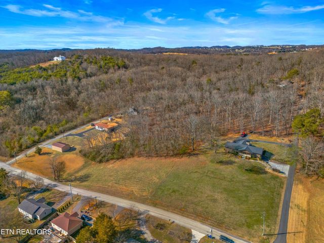312 E Cross Rd, Dandridge, TN 37725