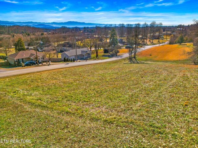 312 E Cross Rd, Dandridge, TN 37725