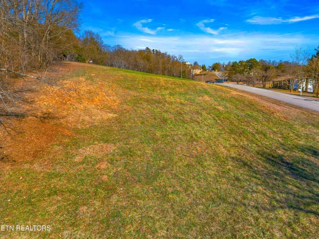 312 E Cross Rd, Dandridge, TN 37725