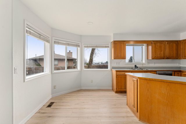 2203 NW Oxford Circle, Grants Pass, OR 97526