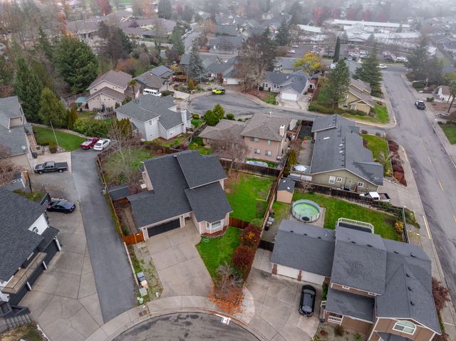 2203 NW Oxford Circle, Grants Pass, OR 97526