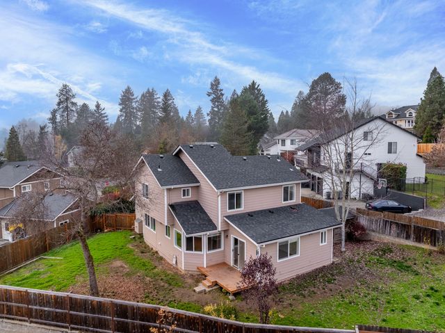 2203 NW Oxford Circle, Grants Pass, OR 97526