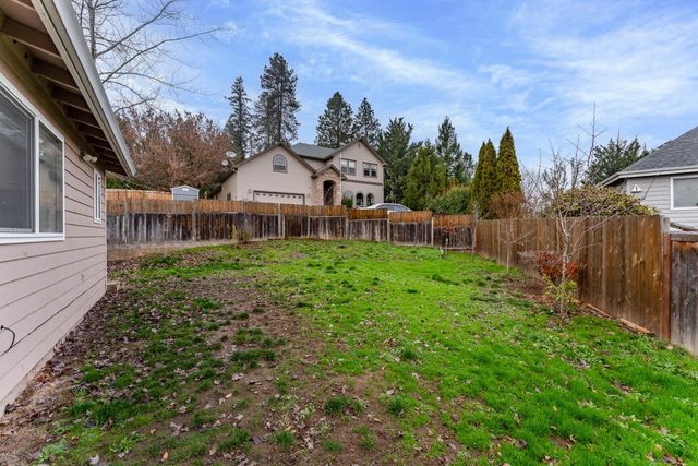 2203 NW Oxford Circle, Grants Pass, OR 97526