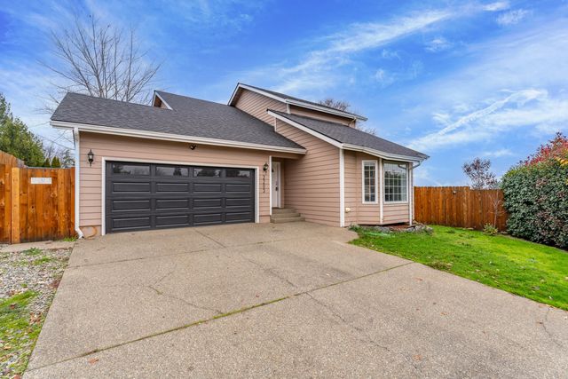 2203 NW Oxford Circle, Grants Pass, OR 97526