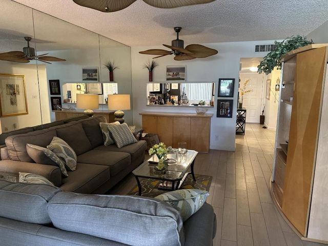 3138 Via Poinciana 114, Lake Worth, FL 33467