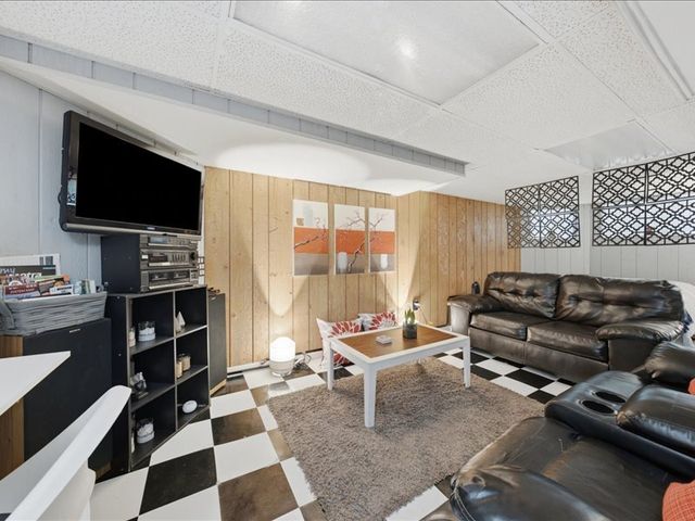 1534 E 73rd Place, Chicago, IL 60619