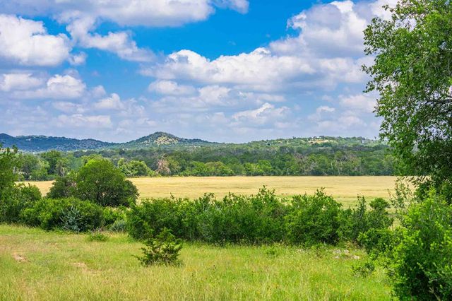 8 Cypress Creek Rd, Comfort, TX 78013