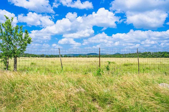 8 Cypress Creek Rd, Comfort, TX 78013