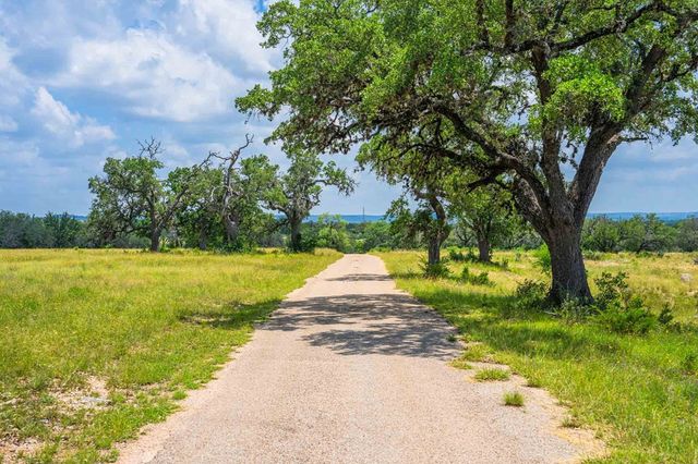 8 Cypress Creek Rd, Comfort, TX 78013