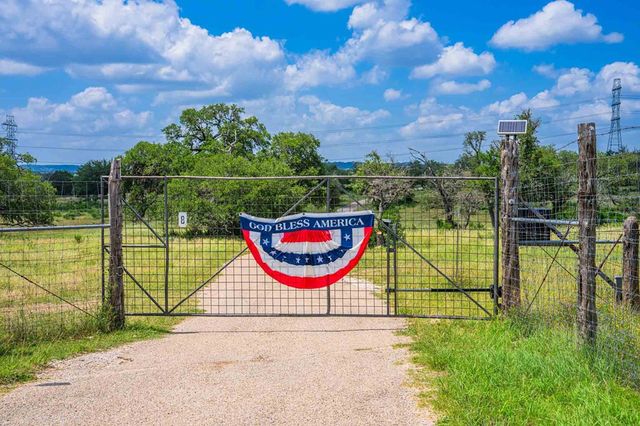 8 Cypress Creek Rd, Comfort, TX 78013