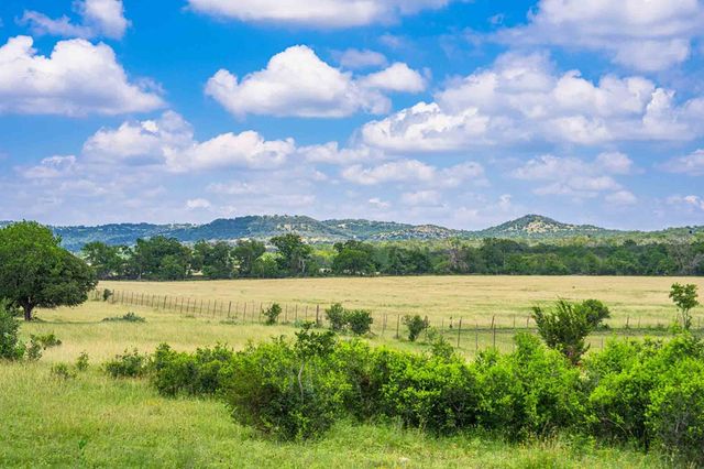 8 Cypress Creek Rd, Comfort, TX 78013