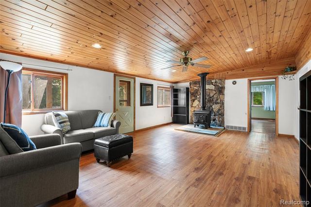 2431 Porter Road, White Lake, MI 48383