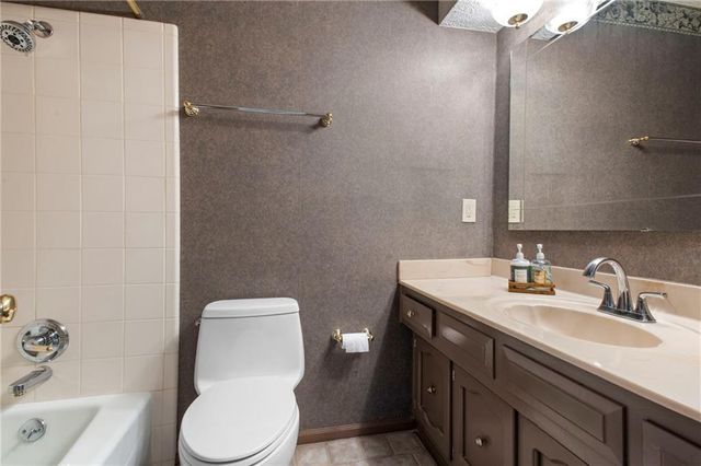 13021 W 102nd Terrace, Lenexa, KS 66215