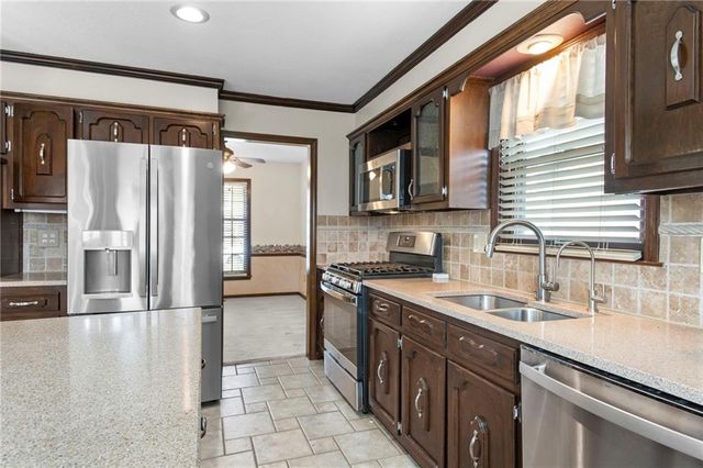 13021 W 102nd Terrace, Lenexa, KS 66215