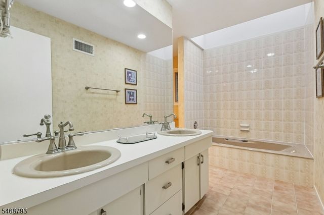 1 Fredon Dr, Livingston Twp., NJ 07039
