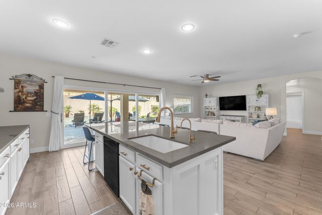 2522 E MINE CREEK Road, Phoenix, AZ 85024