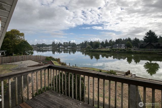 184 Bass Avenue NE, Ocean Shores, WA 98569