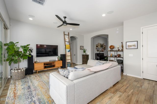 2831 W CHEVELON Drive, San Tan Valley, AZ 85144