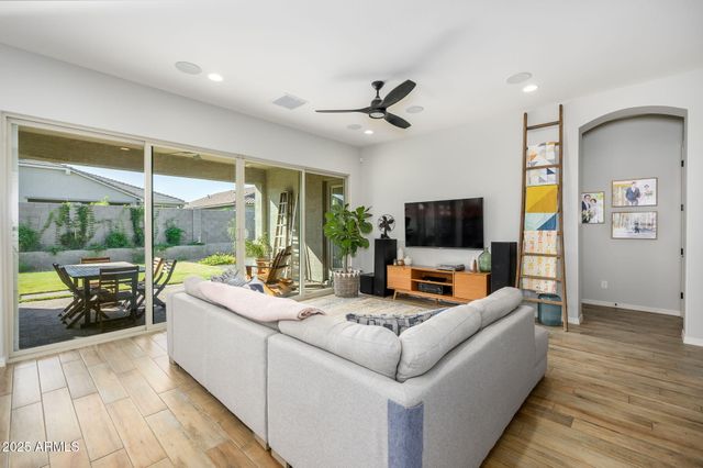 2831 W CHEVELON Drive, San Tan Valley, AZ 85144