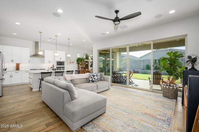 2831 W CHEVELON Drive, San Tan Valley, AZ 85144