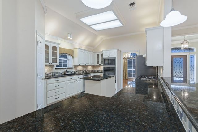 1613 Green Tree Drive, Hurst, TX 76054