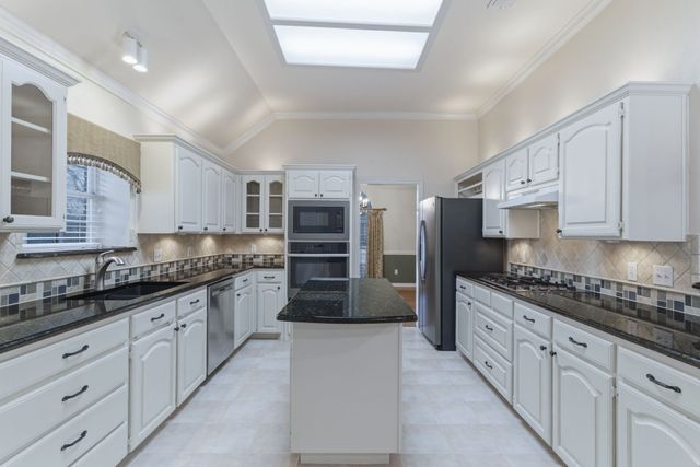 1613 Green Tree Drive, Hurst, TX 76054