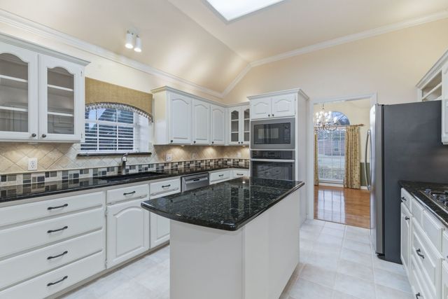 1613 Green Tree Drive, Hurst, TX 76054