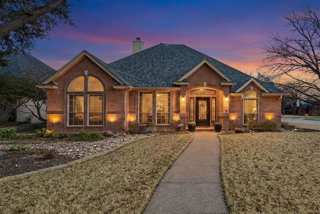 1613 Green Tree Drive, Hurst, TX 76054