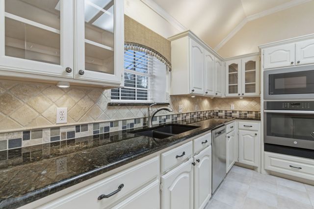 1613 Green Tree Drive, Hurst, TX 76054