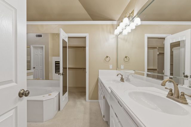 1613 Green Tree Drive, Hurst, TX 76054