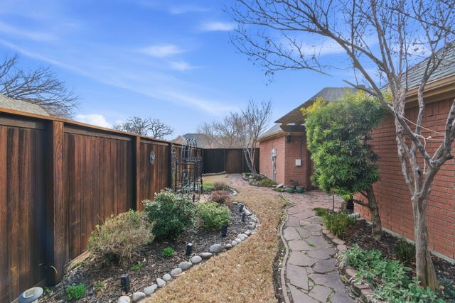 1613 Green Tree Drive, Hurst, TX 76054