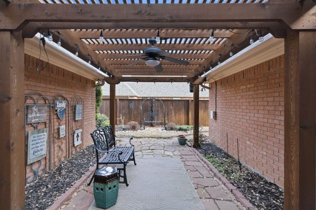 1613 Green Tree Drive, Hurst, TX 76054