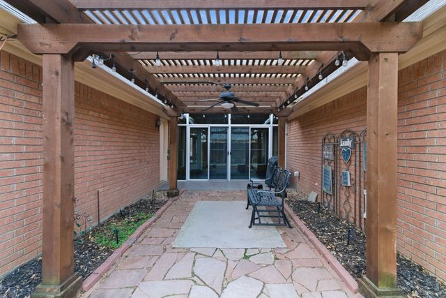 1613 Green Tree Drive, Hurst, TX 76054