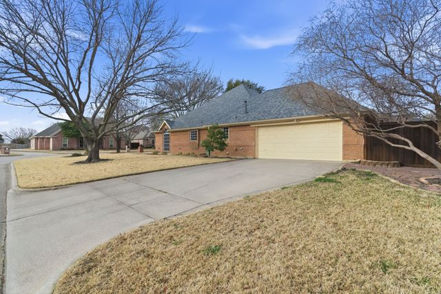 1613 Green Tree Drive, Hurst, TX 76054