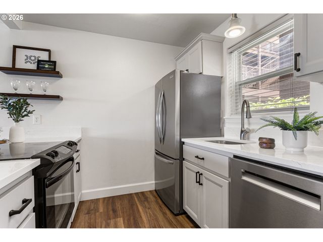 1033 Sw GIBBS St 105, Portland, OR 97239