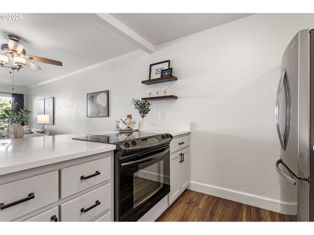 1033 Sw GIBBS St 105, Portland, OR 97239